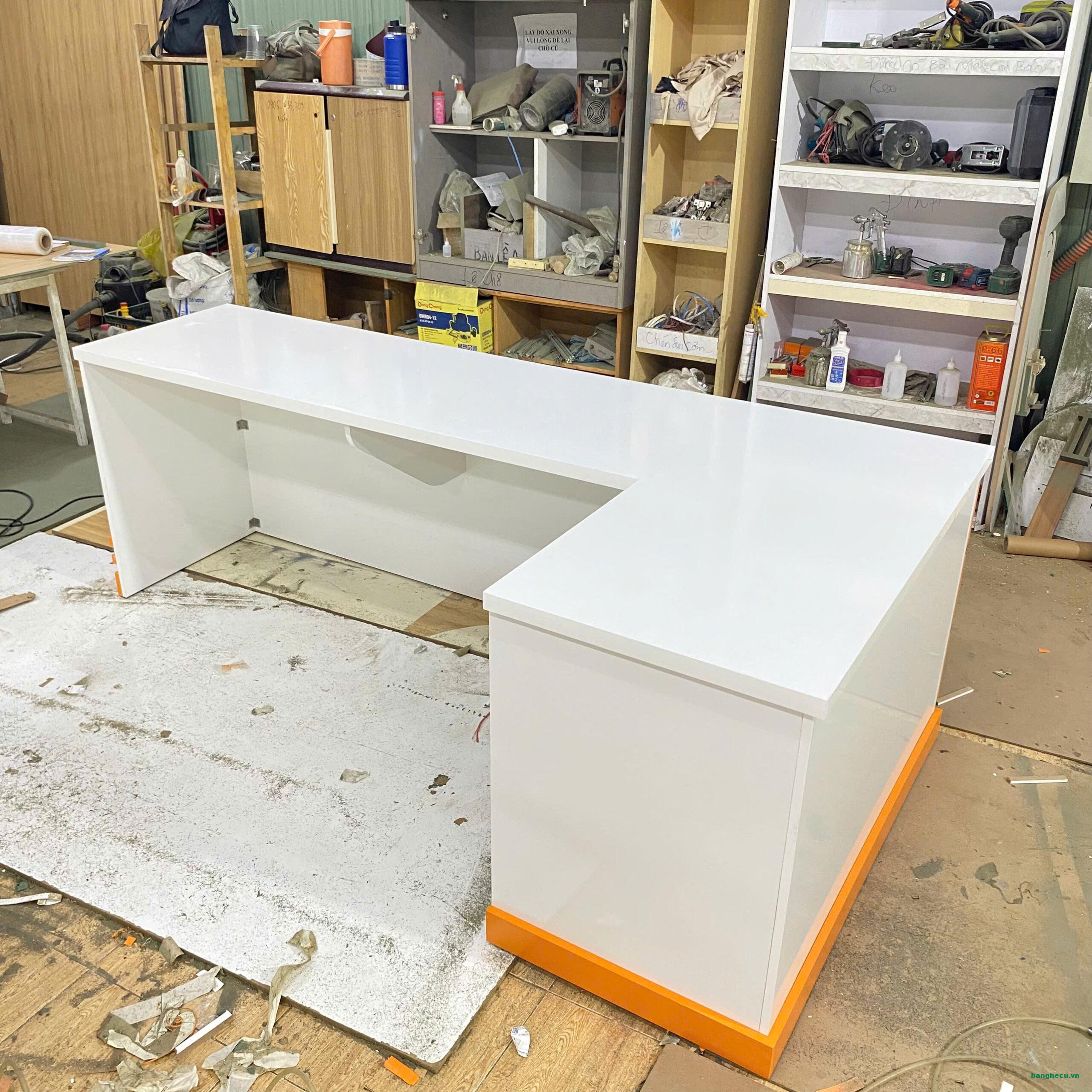 Quầy bán vé máy bay góc L đóng mới - Ảnh 3