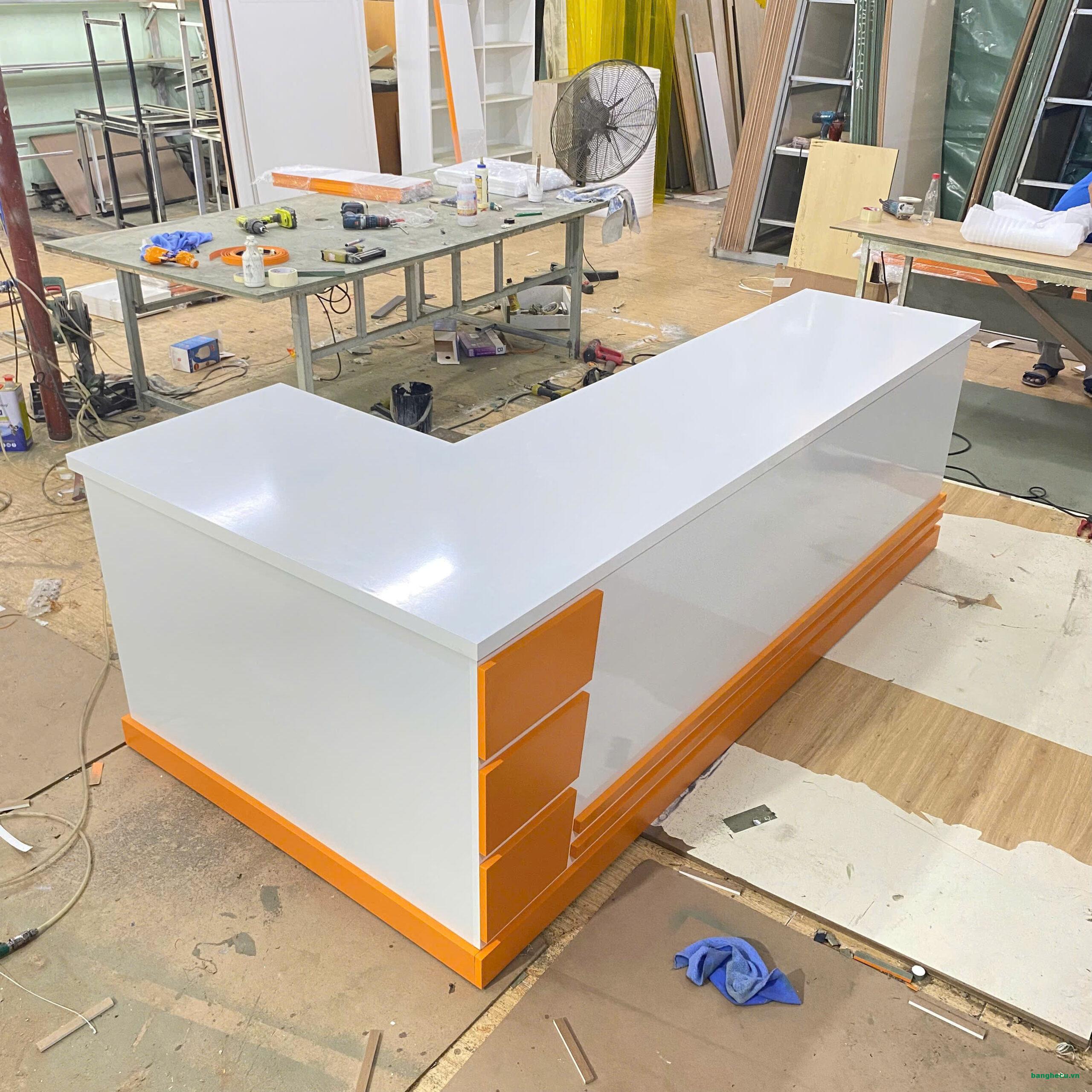 Quầy bán vé máy bay góc L đóng mới