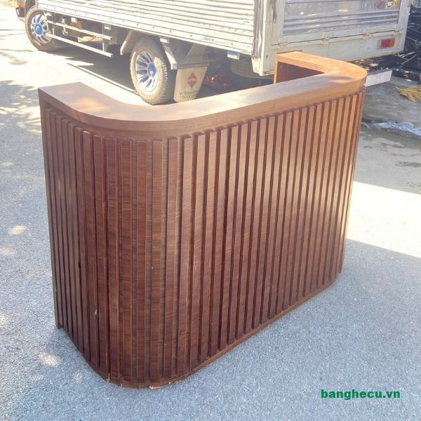 Quầy lễ tân 1m5 màu nâu chữ U như mới