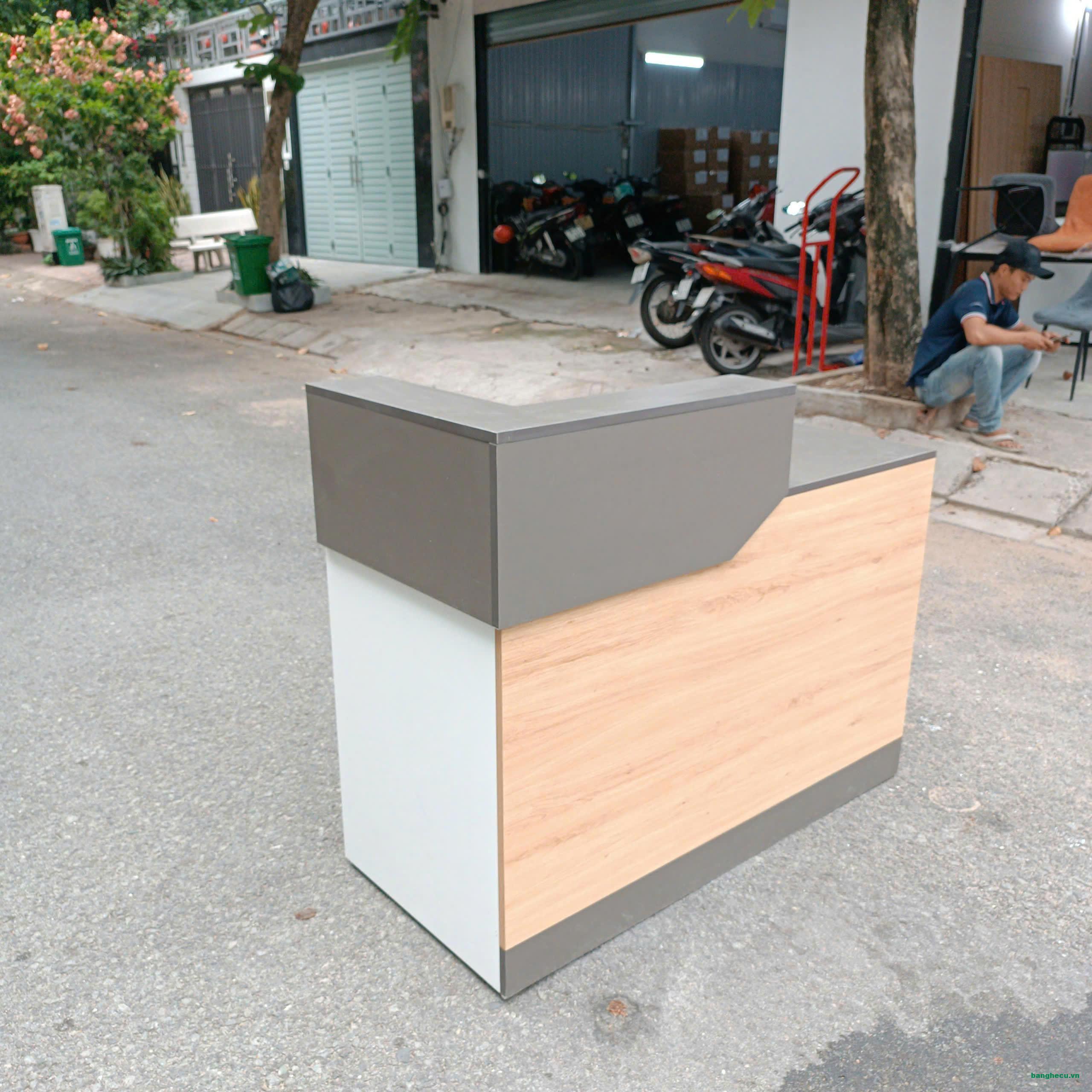 Quầy lễ tân 1m2x60cm tồn kho