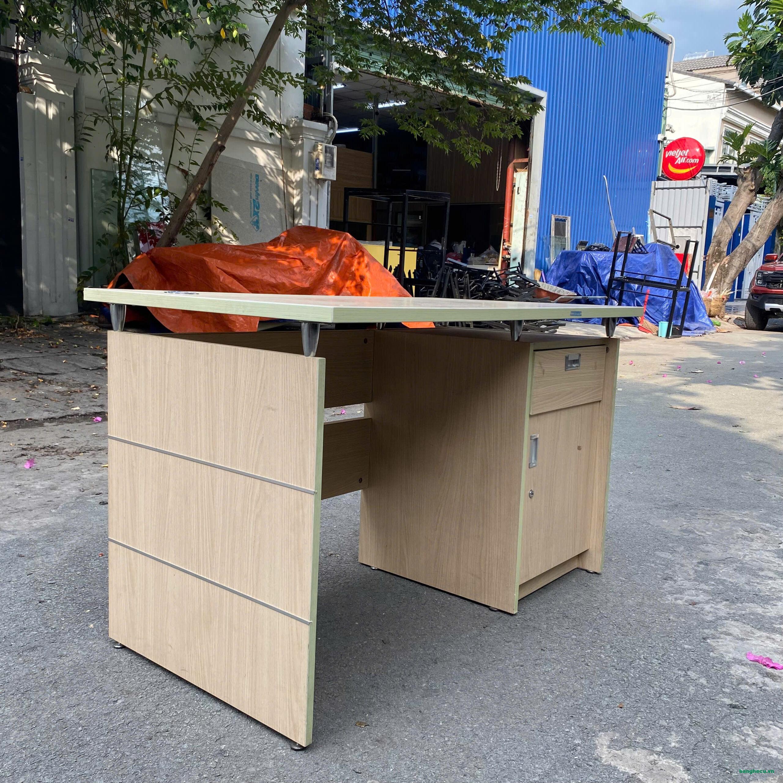 thanh-ly-ban-lam-viec-1m2