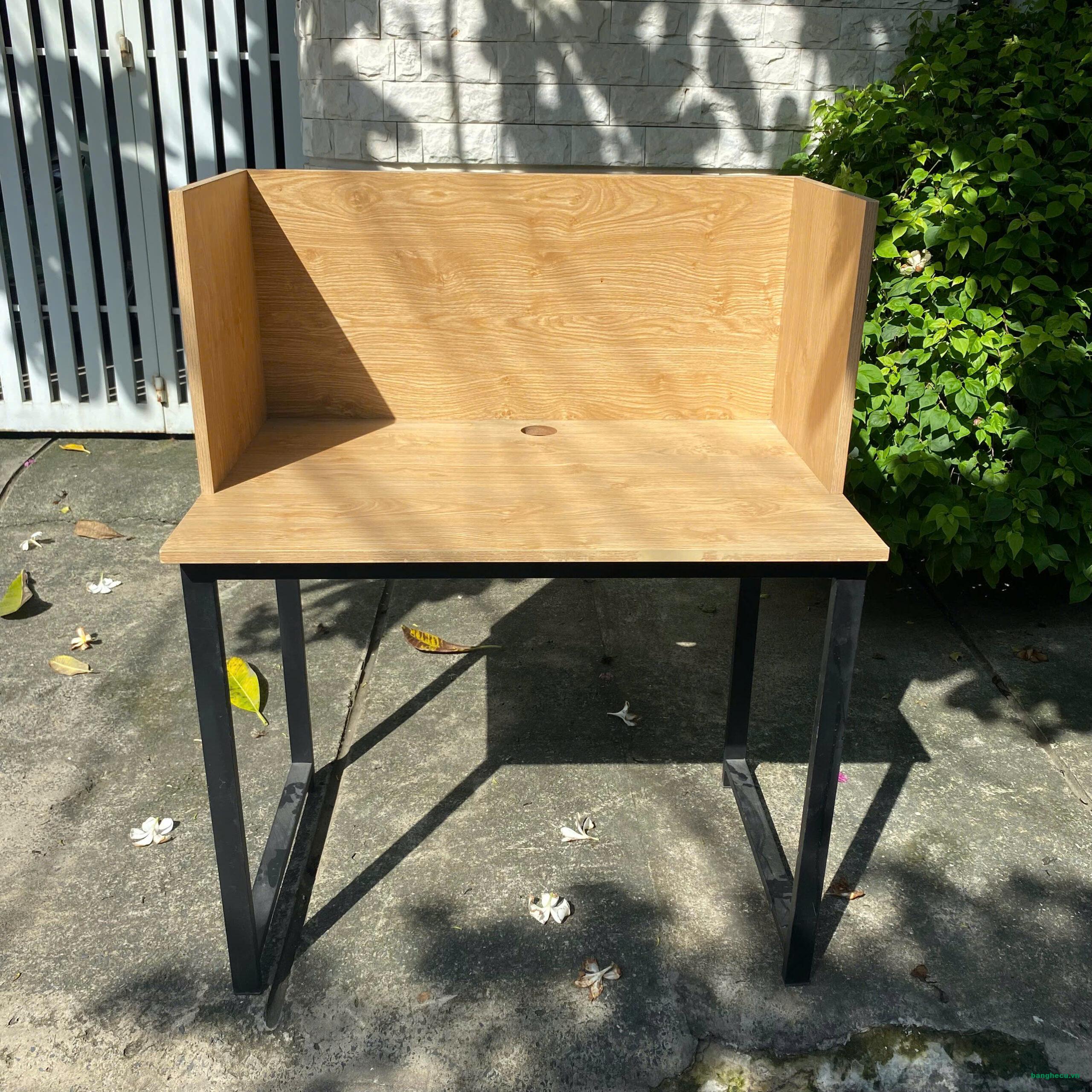 Thanh lý Bàn chân sắt 80cm có vách ngăn