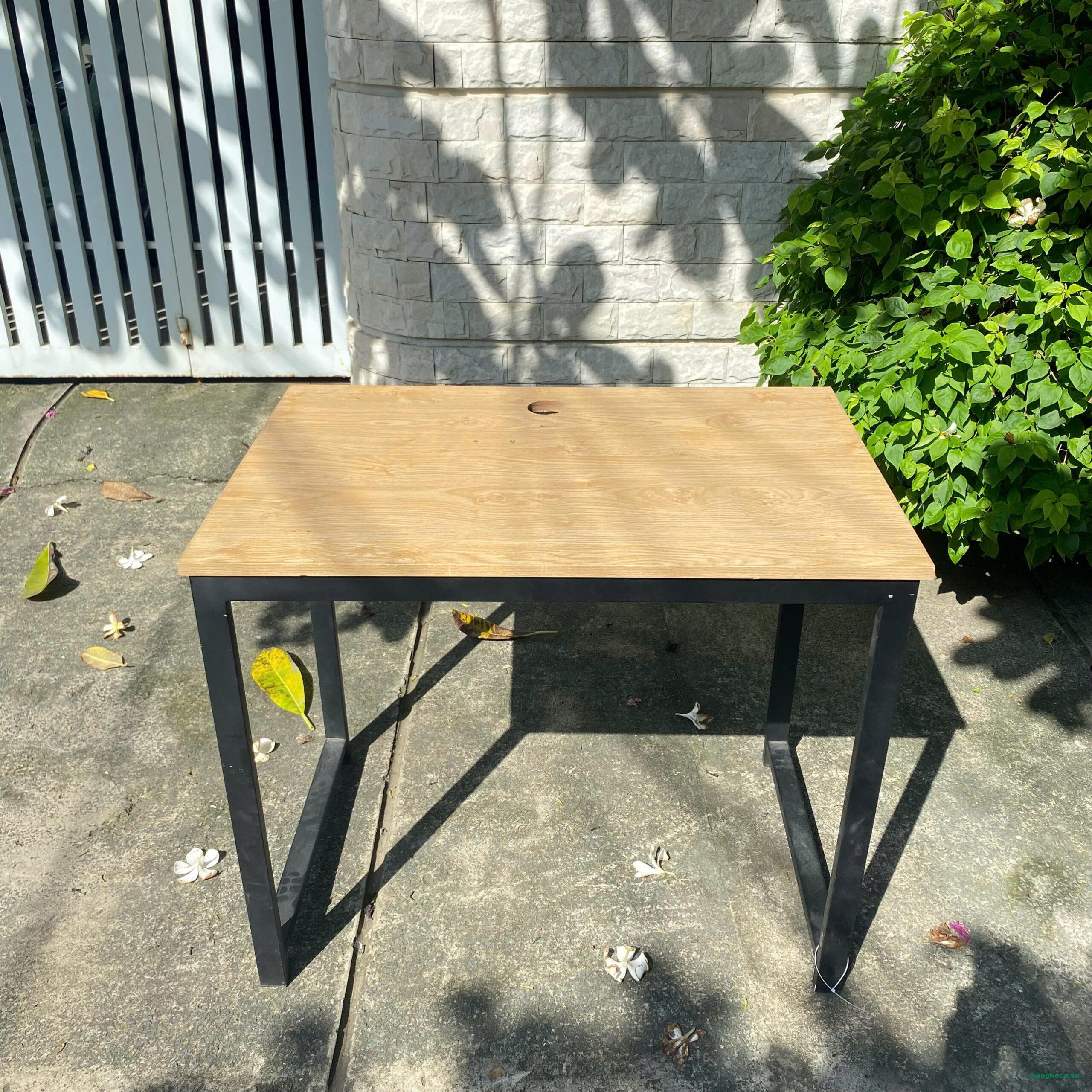Bàn làm việc chân sắt 80cmx60cm như mới