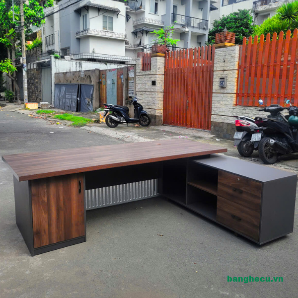 ban-giam-doc-goc-L-hien-dai