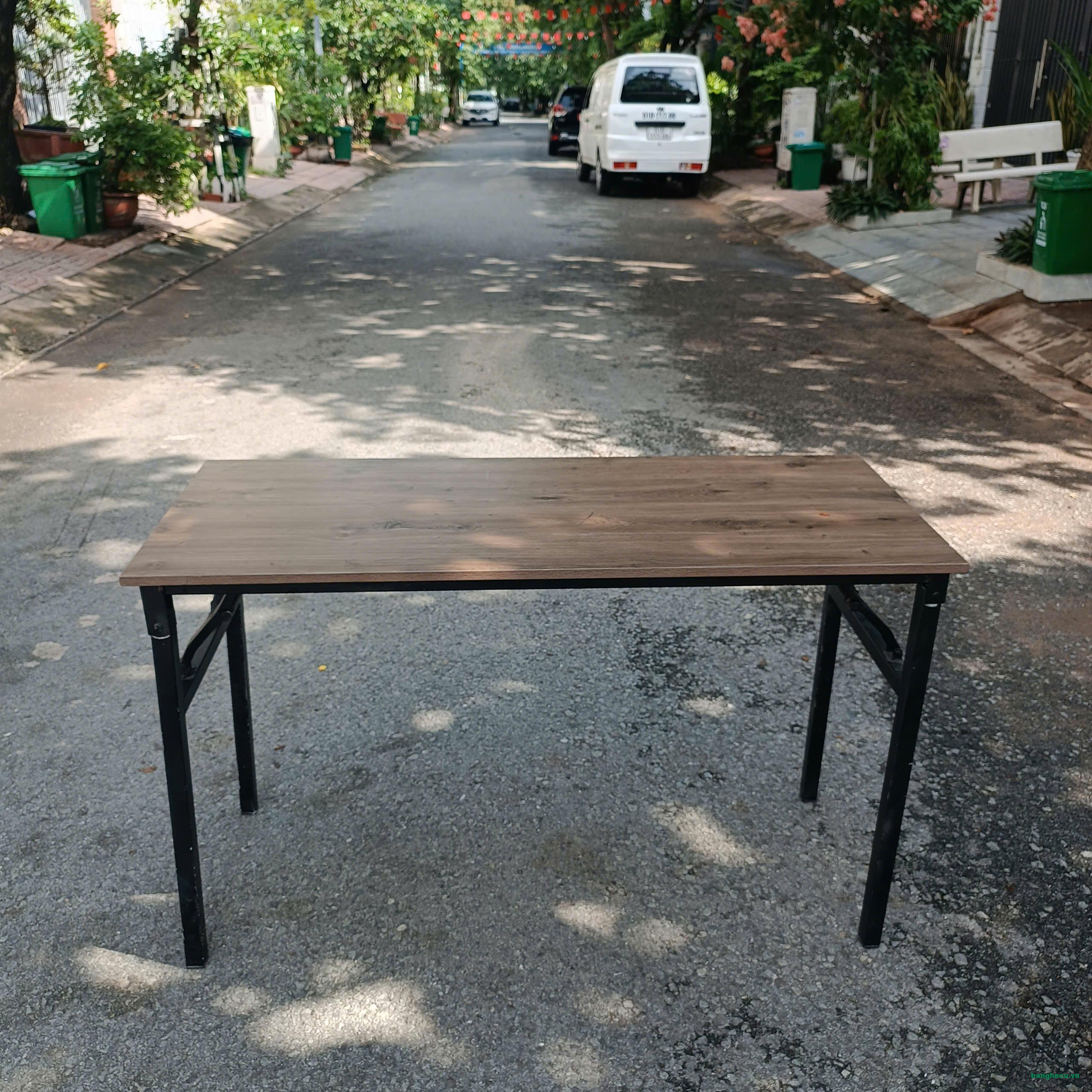 ban-lam-viec-chan-sat-gap-gon-cu