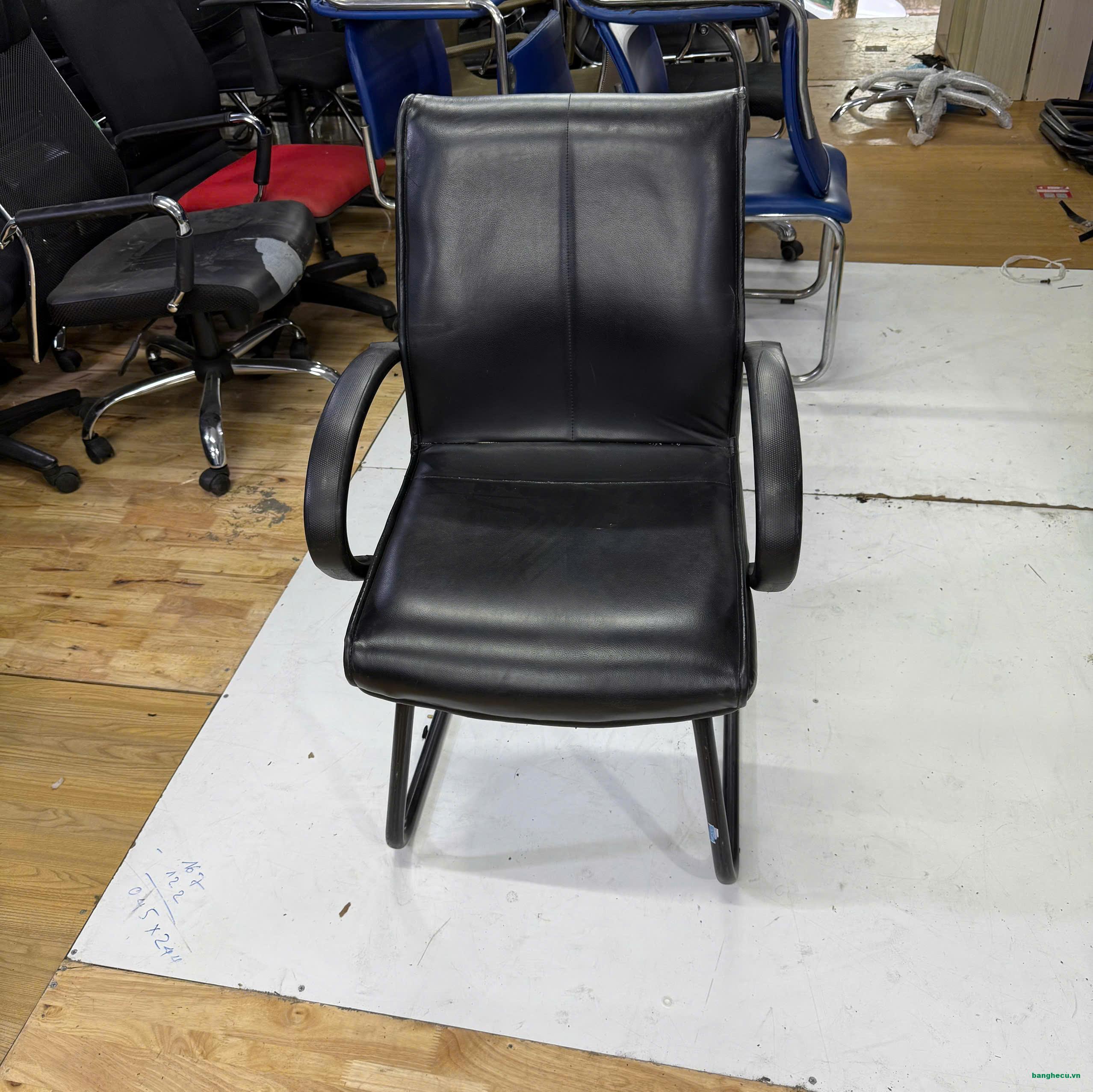 Ghế quỳ Nội thất 190 bọc da chân sắt như mới