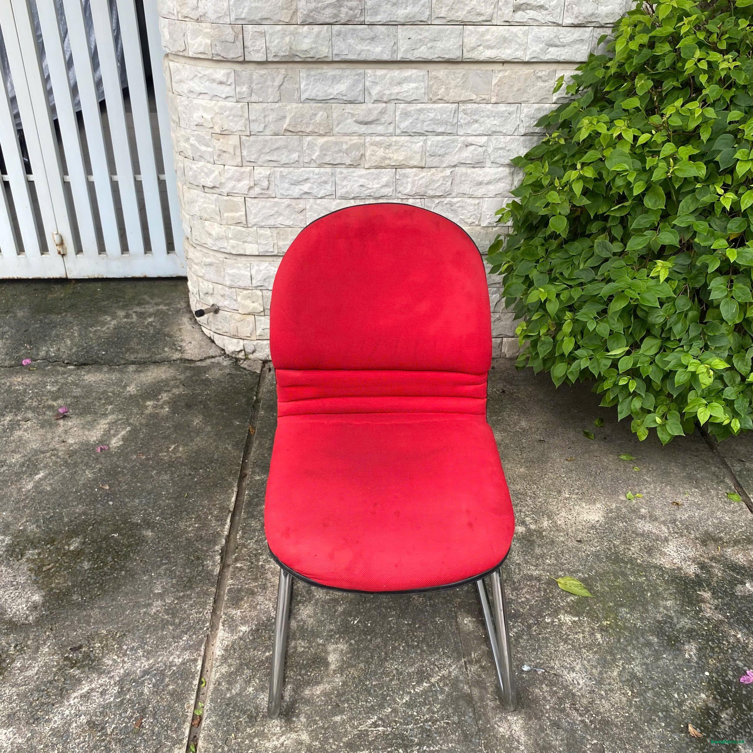 Ghế quỳ văn phòng cũ vải đỏ chân inox