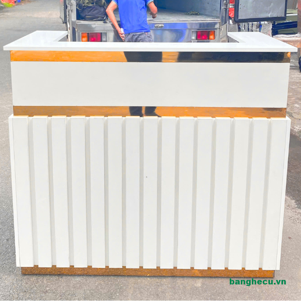 Quầy lễ tân vuông viền vàng ốp gỗ cao cấp