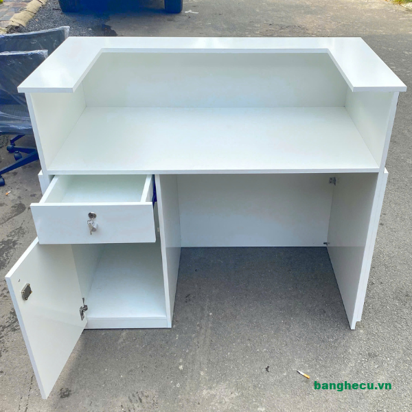 Quầy lễ tân vuông viền vàng ốp gỗ cao cấp - Ảnh 2