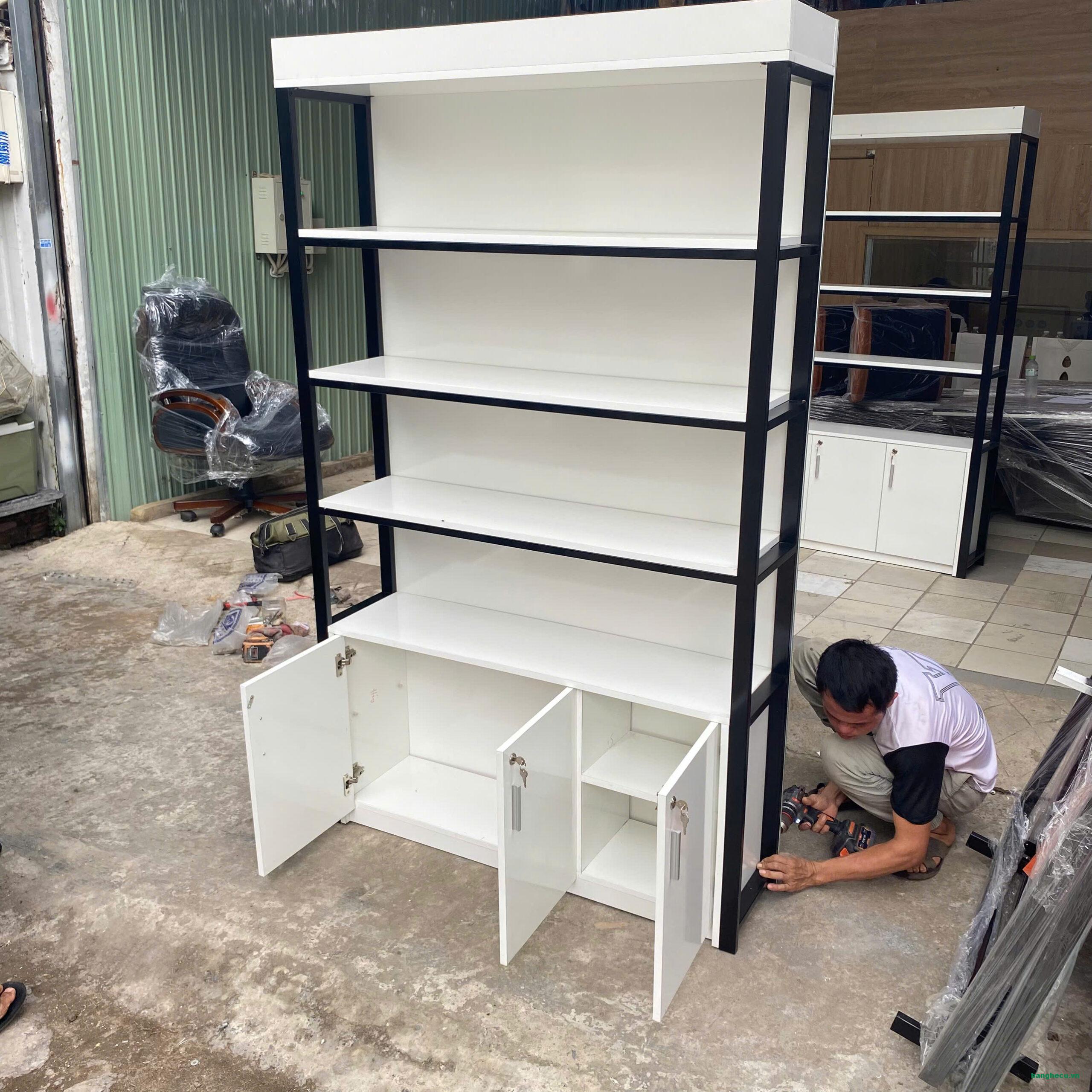 tu-ke-trung-bay-khung-sat-gia-re