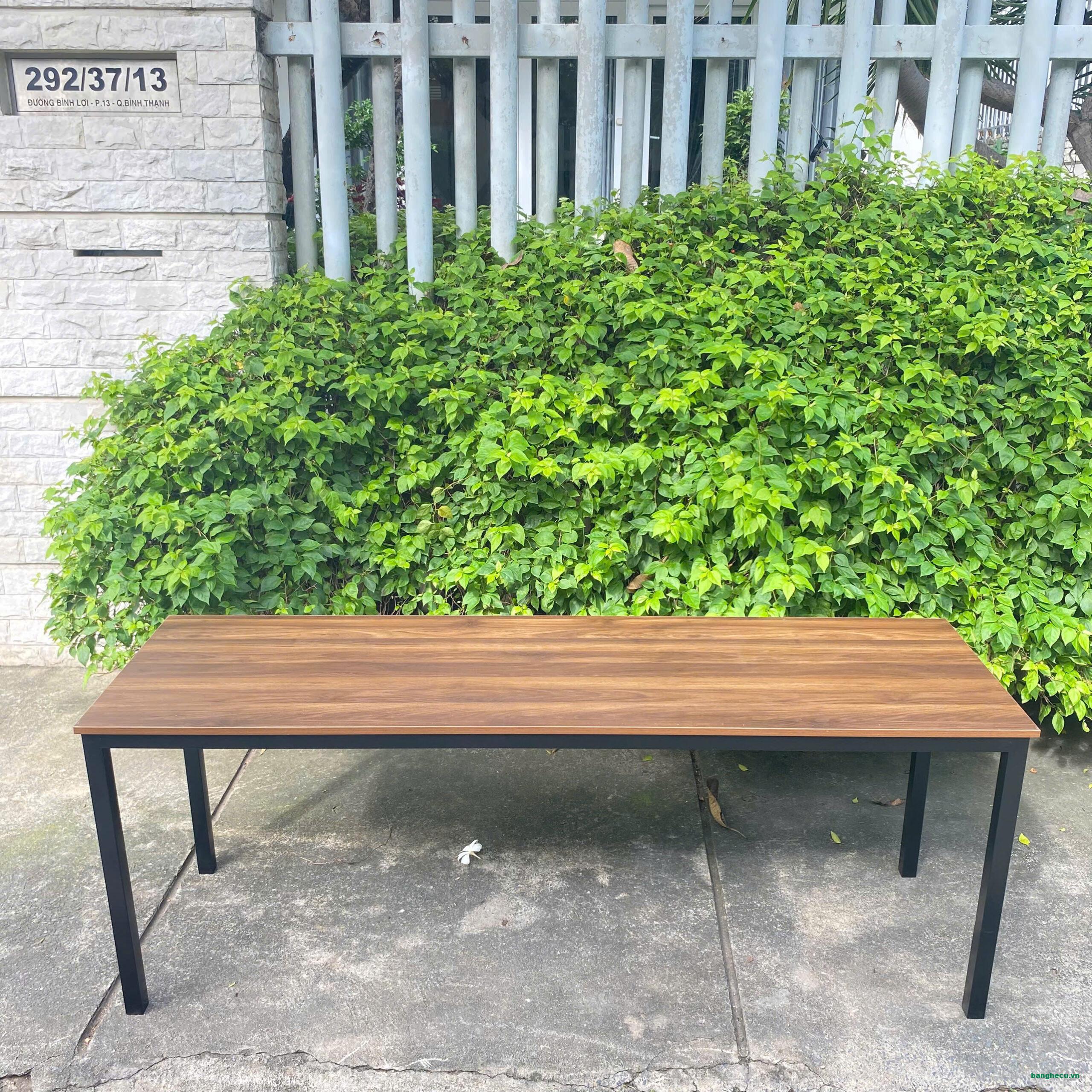 Bàn họp văn phòng chân sắt mặt gỗ MDF mới