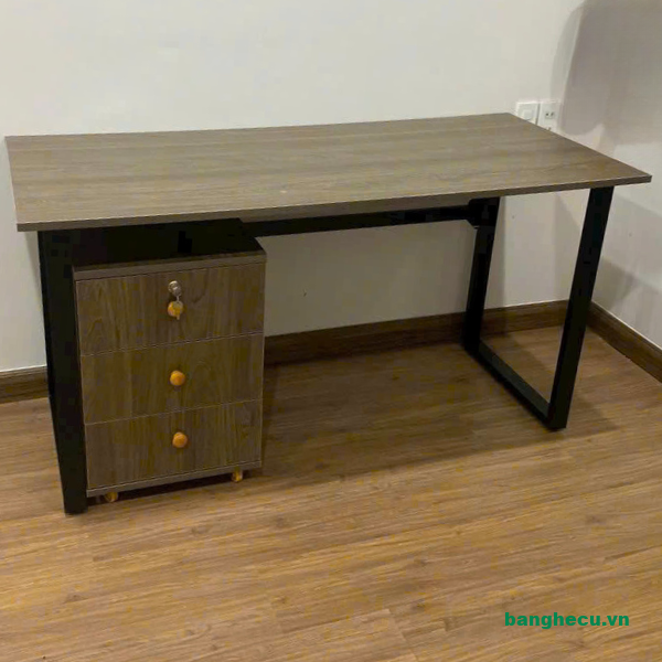 ban-chan-sat-lam-viec-kem-tu-cabin