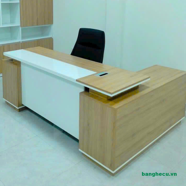 ban-giam-doc-chu-L-kem-phoi-trang