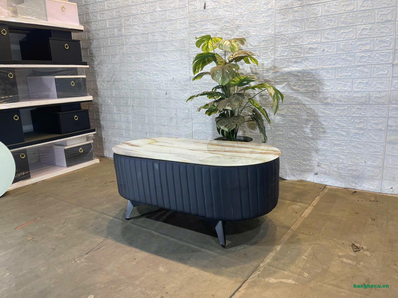 ban-tra-sofa-boc-da-trang-mat-da-den-van-may-sang