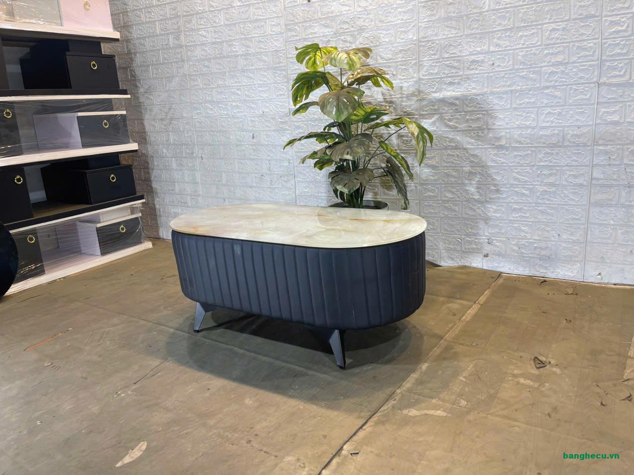 ban-tra-sofa-boc-da-trang-mat-da-den-van-may