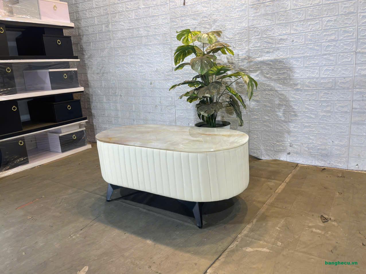 ban-tra-sofa-boc-da-trang-mat-da-nau-van-may-sang