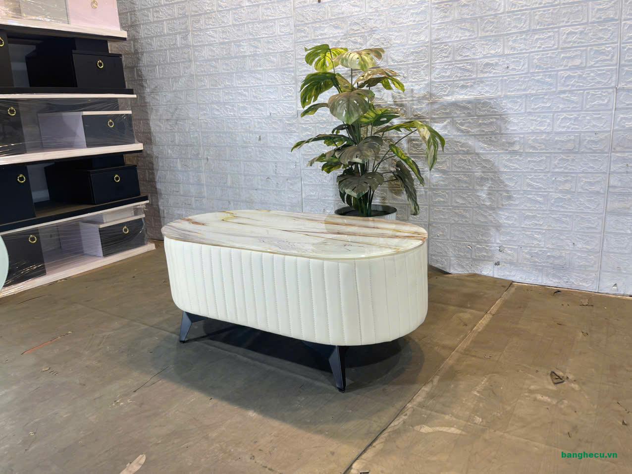 ban-tra-sofa-boc-da-trang-mat-da-nau-van-may