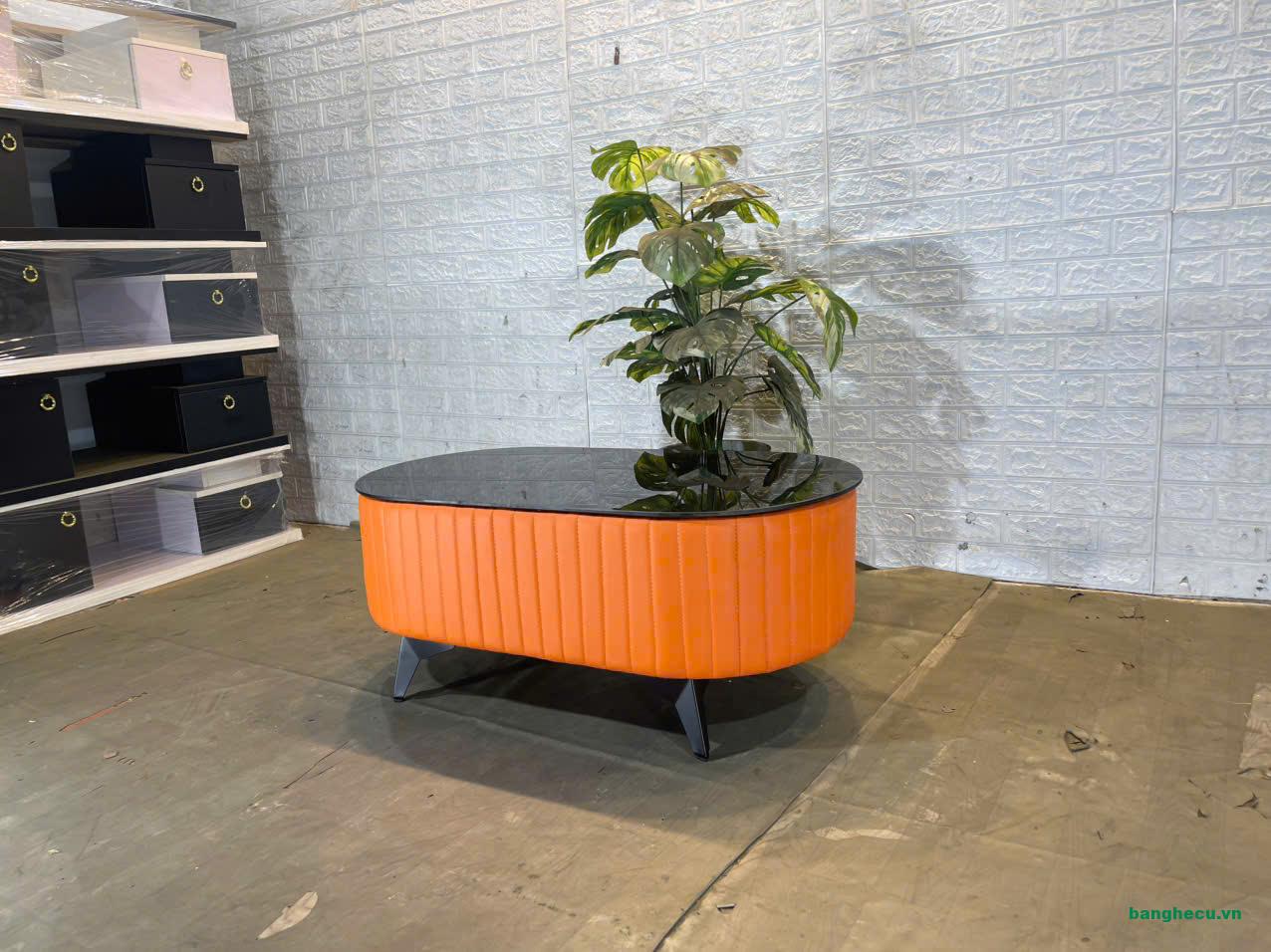 ban-tran-sofa-boc-da-cam-mat-da-den-sang-trong