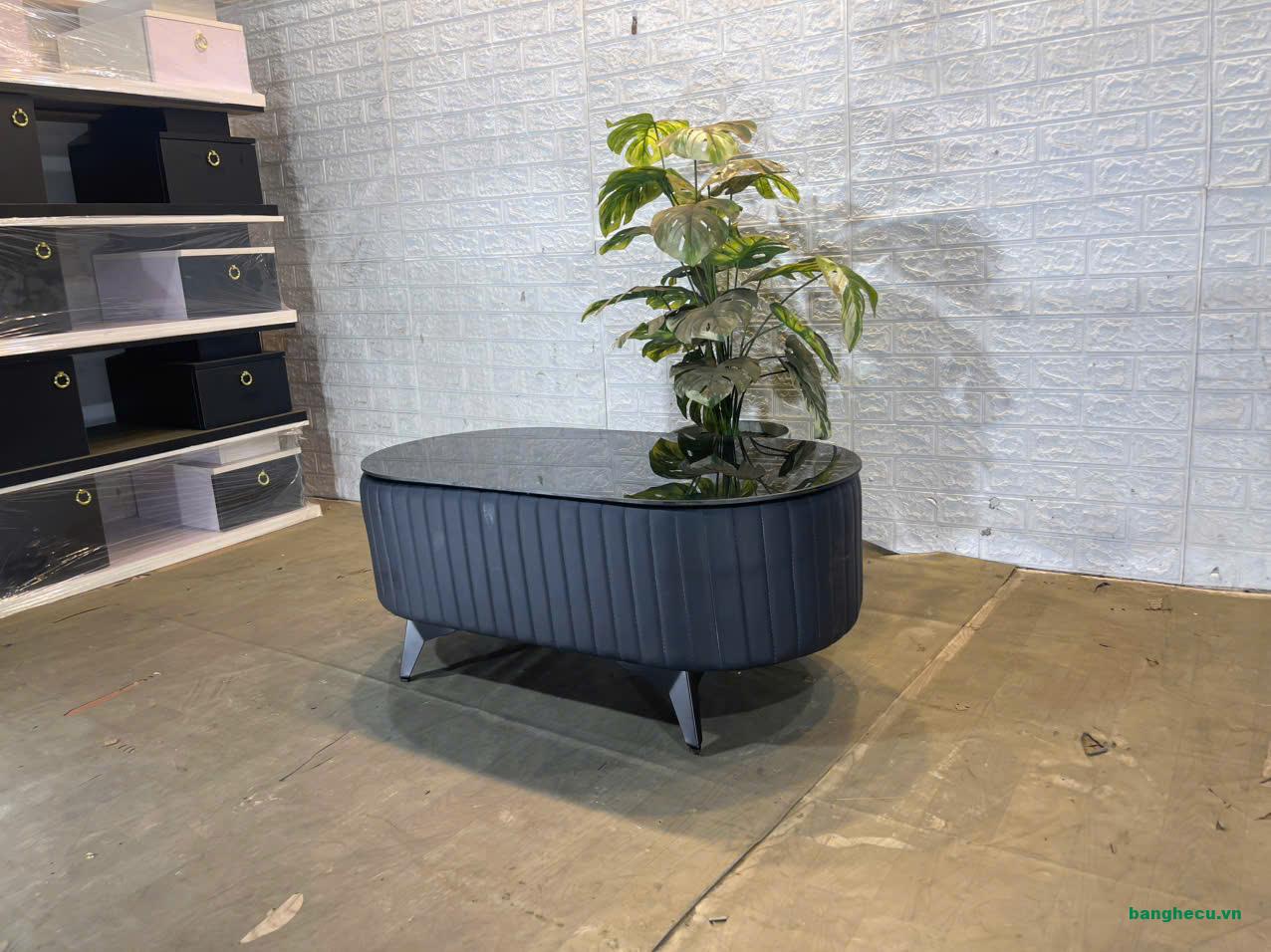 ban-tran-sofa-boc-da-mat-da-den-sang-trong