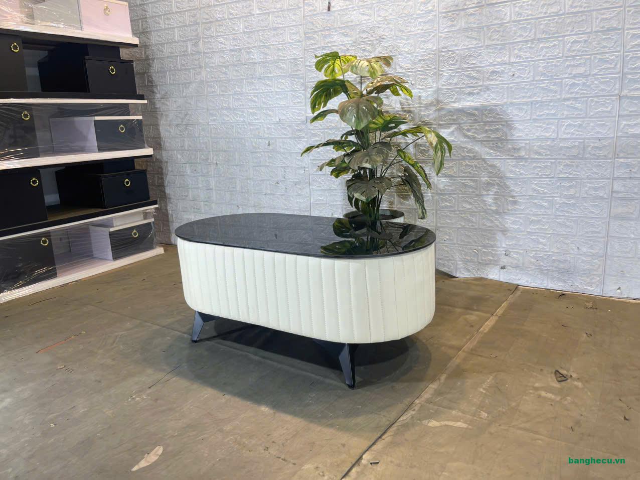 ban-tran-sofa-boc-da-trang-kem-mat-da-den-sang-trong