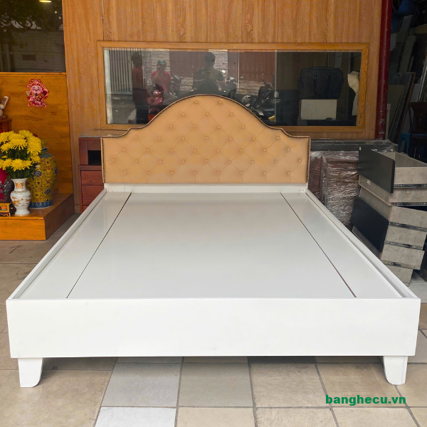 giuong-boc-nem-1m6-tan-co-dien