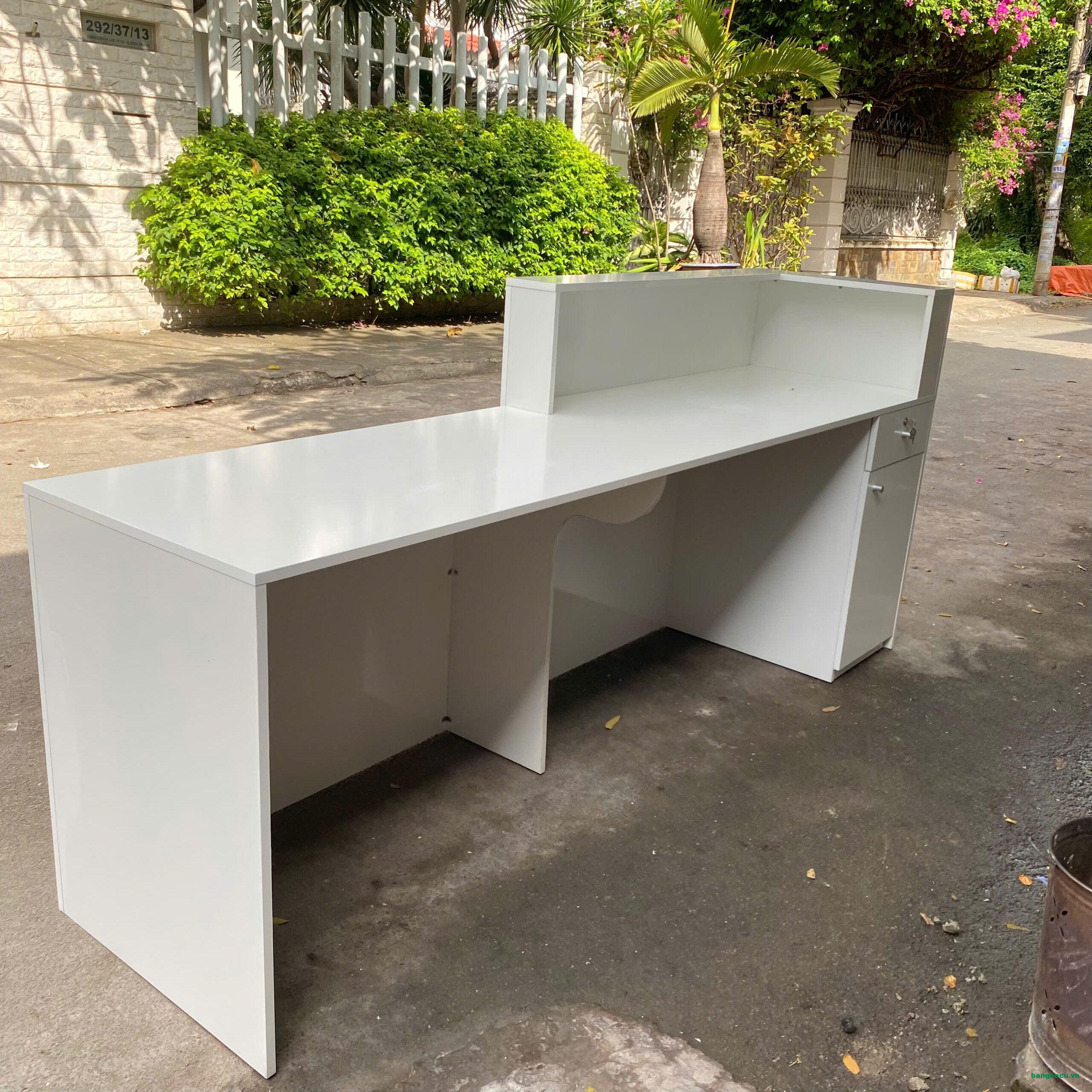 quay-tiep-tan-spa-2m4-mau-trang