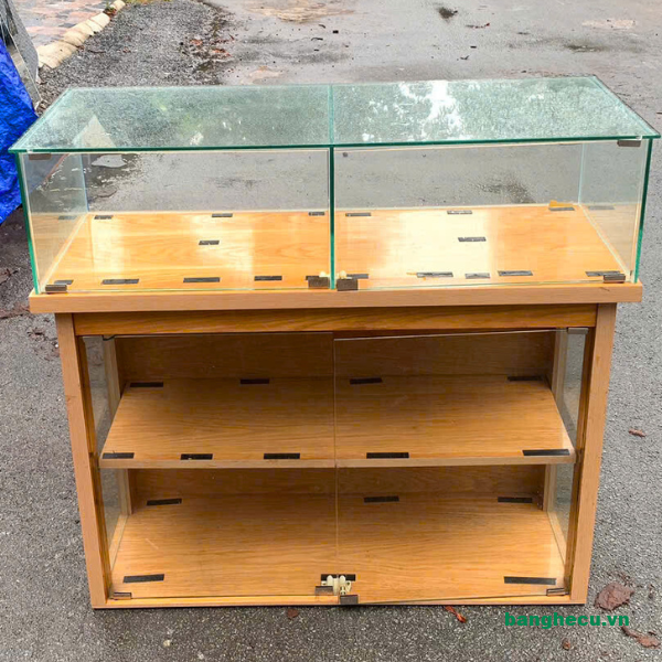 tu-kinh-trung-bay-go-cao-su-phu-soi-cu-dep