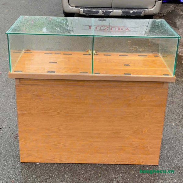 tu-kinh-trung-bay-go-cao-su-phu-soi-cu