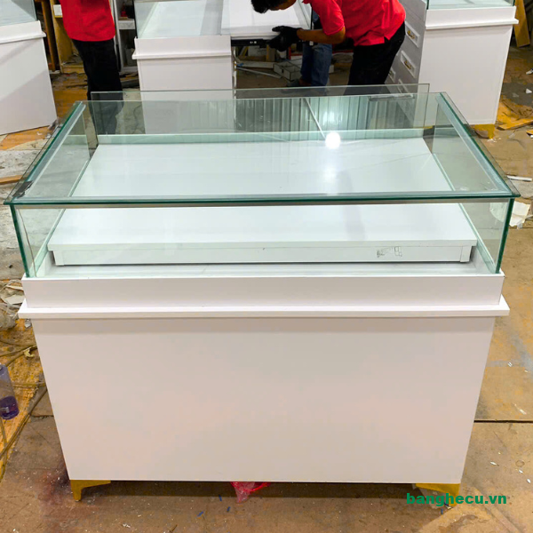 tu-kinh-trung-bay-trang-suc