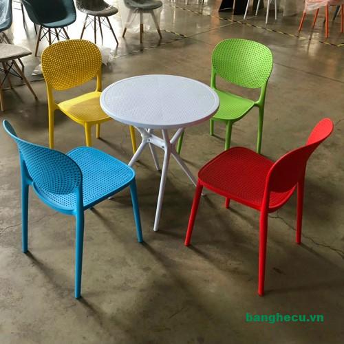 ban-ghe-cafe-nhua-duc-ban-tron