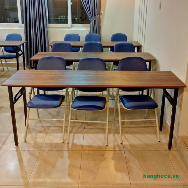 ban-ghe-hoc-sinh-chan-sat-gap-gon