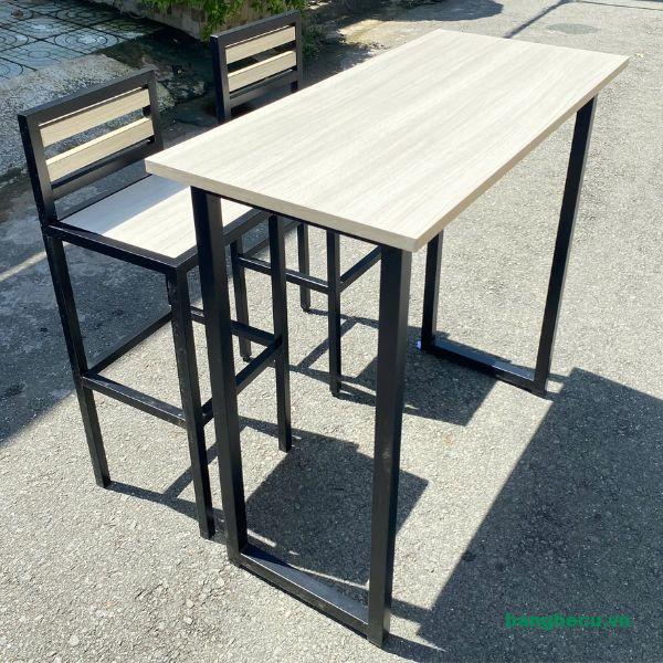 Bộ bàn ghế quầy bar chân sắt như mới, giao ngay