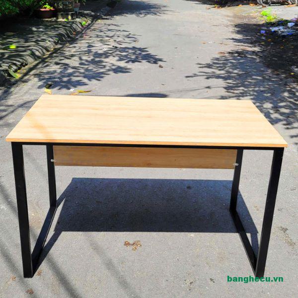 ban-lam-viec-chan-sat-co-bung