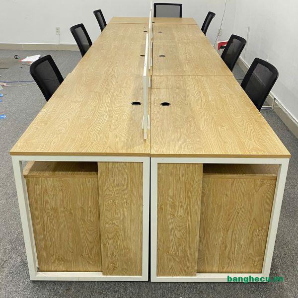 ban-lam-viec-nhom-co-vach-ngan