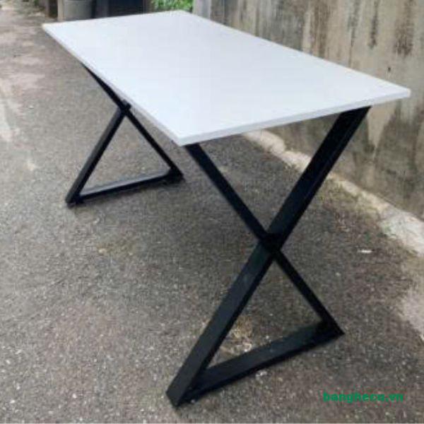 Bàn làm việc văn phòng chân sắt chữ X hiện đại