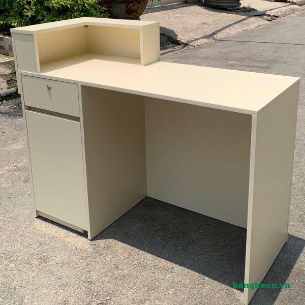 Quầy lễ tân spa gỗ công nghiệp 1m2 màu kem mới 100%